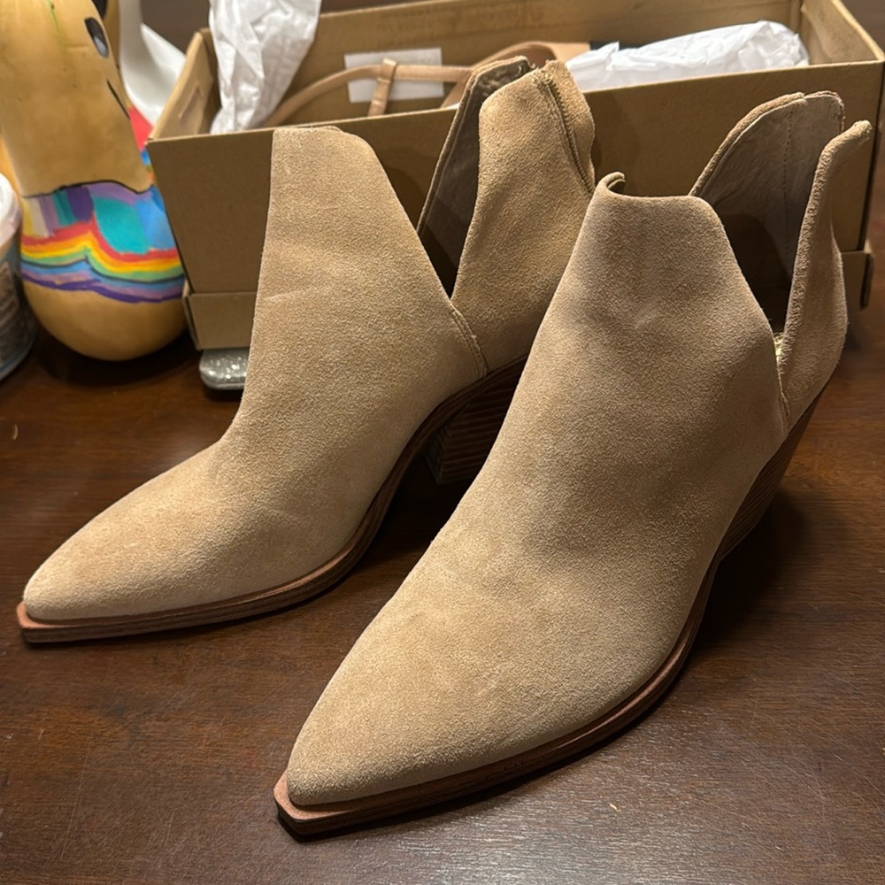Vince Camuto size 8 tan suede booties